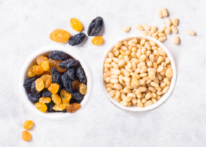 Σταφίδες & κουκουνάρι