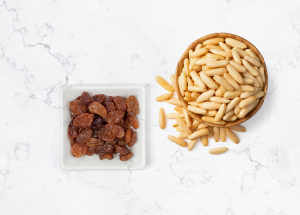 Σταφίδες & κουκουνάρι