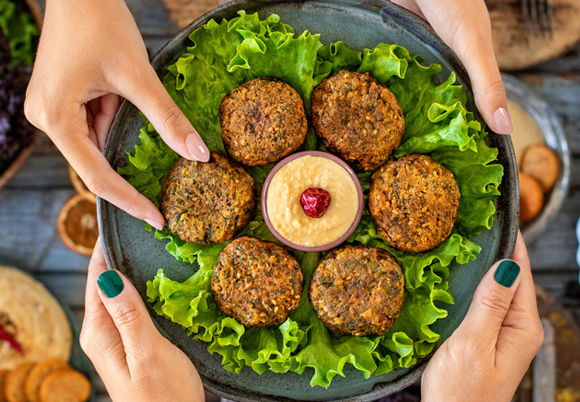 Ρεβυθοκεφτέδες με σως αβοκάντο image