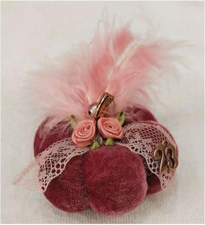 Χριστουγεννιάτικο Γούρι Melia Κολοκύθα Μικρή με Ροζ Φτερό Επιτραπέζιο από Ύφασμα Σκούρο Ροζ