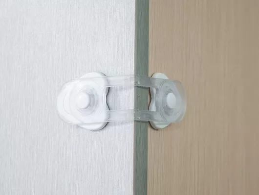 Προστατευτικό για Ντουλάπια & Συρτάρια Just Baby με Αυτοκόλλητο από Πλαστικό