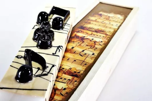 Πασχαλινή Λαμπάδα 18Χ053 Νότες Σετ με Ξύλινο Κουτί 28x7cm Μπεζ