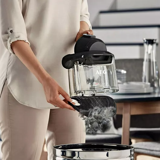 Ηλεκτρική Σκούπα AEG LX7-2-EB-P 650W με Κάδο 1.4lt Μαύρο