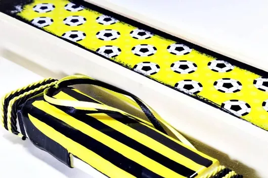 Πασχαλινή Λαμπάδα Gerakis 18Χ061 Φανέλα Σετ με Ξύλινο Κουτί 28x7cm Κίτρινο / Μαύρο