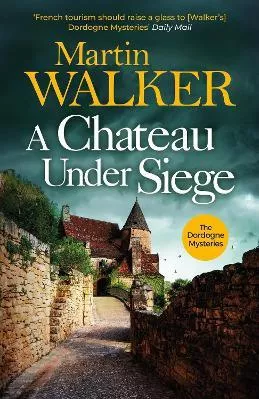 A Chateau Under Siege: Heartstopping new case for France's favourite country cop Martin Walker Quercus Publishing 0312