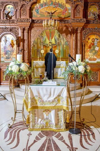 Λαμπάδες Γάμου Χρυσές Ανθοστήλες με Λευκό Λουλούδια & Λεπτομέρεια Μπλε