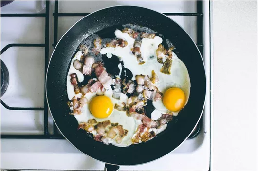 Πίνακας Fried Eggs and Bacon in a Pan Τηγανητά αυγά και μπέικον σε ένα τηγάνι 200x130cm