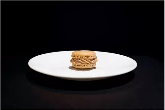 Πίνακας Macaron on a White Plate Μακαρόν σε λευκό πιάτο 170x115cm