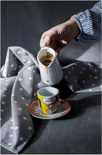Πίνακας Pouring Coffee into Pop Art Cup Ρίχνετε καφέ σε ποπ αρτ 60x90cm