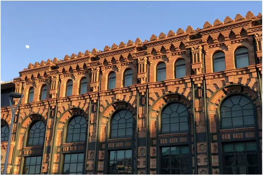 Πίνακας Architectural Facade at Sunset Αρχιτεκτονική πρόσοψη στο ηλιοβασίλεμα 100x70cm