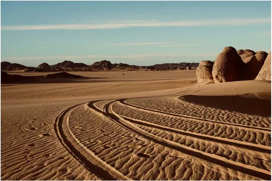 Πίνακας Desert Landscape with Tire Tracks Έρημο τοπίο με ίχνη ελαστικών 100x70cm