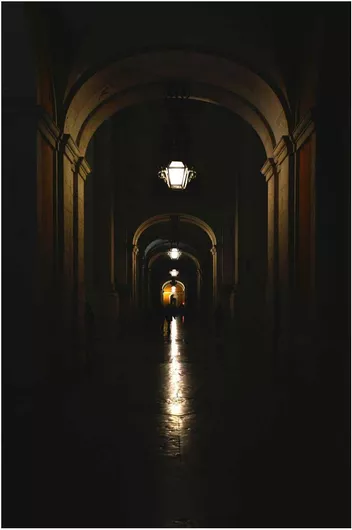 Πίνακας Dimly Lit Arched Corridor Αμυδρά Φωτισμένο τοξωτό Διάδρομο 120x180cm