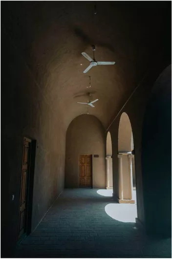 Πίνακας Dimly Lit Corridor with Arched Doorway Αμυδρά φωτισμένος διάδρομος με τοξωτή πόρτα 80x120cm