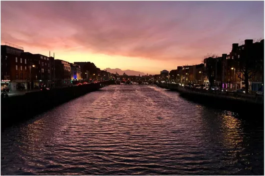 Πίνακας Evening Cityscape with River Βραδινό αστικό τοπίο με ποτάμι 90x60cm