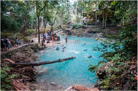 Πίνακας People Enjoying a Natural Pool in a Forest Άνθρωποι που απολαμβάνουν μια φυσική πισίνα σε ένα δάσος 180x120cm