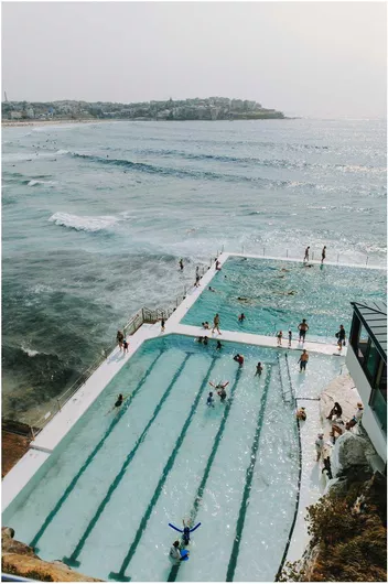 Πίνακας People Swimming in Ocean Pools by the Coast Άνθρωποι που κολυμπούν σε ωκεανικές πισίνες δίπλα στην ακτή 60x90cm
