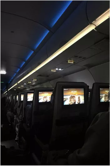 Πίνακας Airplane Interior with In-Flight Screens Εσωτερικό αεροπλάνου με οθόνες κατά την πτήση 100x150cm