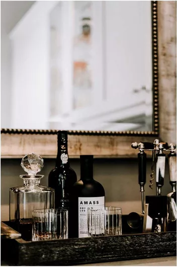 Πίνακας Elegant Home Bar Setup Κομψή εγκατάσταση μπαρ στο σπίτι 130x200cm