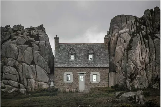 Πίνακας Stone House between Rocks Πέτρινο σπίτι ανάμεσα σε βράχους 30x20cm