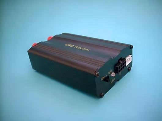 Δορυφορικό αντικλεπτικό GPS tracker αυτοκινήτου με ηχητικό έλεγχο της καμπίνας και ακινητοποίηση οχήματος με ένα sms