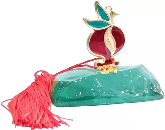 Γούρι 2024 Moda Mostra CIR-21 σε Ακανόνιστο Πράσινο Γυάλινο Βράχο με Κόκκινο Ρόδι 10x8cm