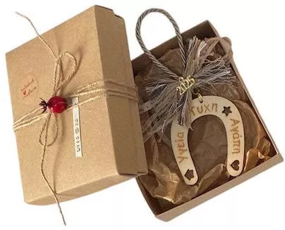 Χειροποίητo Γούρι 2025 ArtFull Hand Κρεμαστό Ξύλινο Πέταλο με Ευχές σε Κουτί 8x16cm