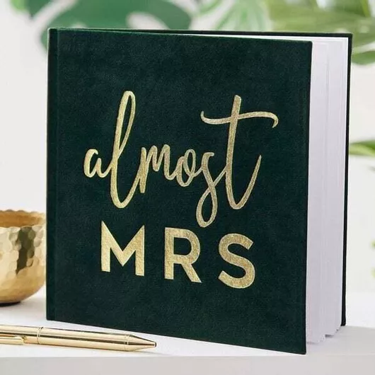 ΒΙΒΛΙΟ ΕΥΧΩΝ ΓΙΑ BACHELOR ALMOST MRS ΒΕΛΟΥΔΟ 21X21CM ΜΕ ΧΡΥΣΗ ΓΡΑ ΣΚΟΥΡΟ ΠΡΑΣΙΝΟ