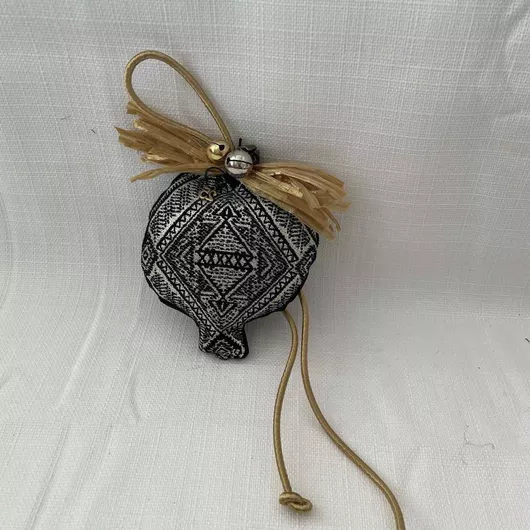 Γούρι 25 Μαξιλαράκι Ρόδι Βελούδο Μεταλ Στοιχεία 30cm