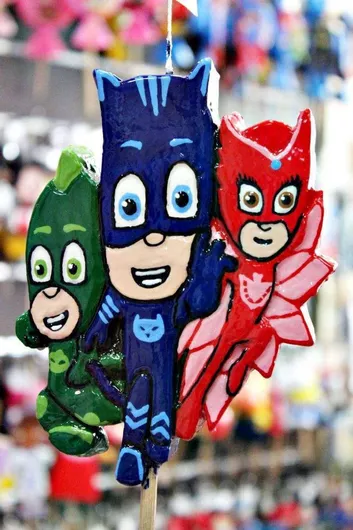 Πασχαλινή Λαμπάδα Στρογγυλή Χειροποίητη 17cm. 3 ήρωες