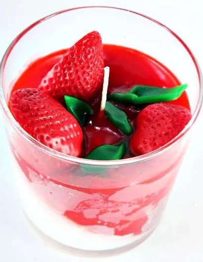 Κέρινο Γλυκό Ποτήρι 3 Φράουλες Άρωμα 8.5*9cm