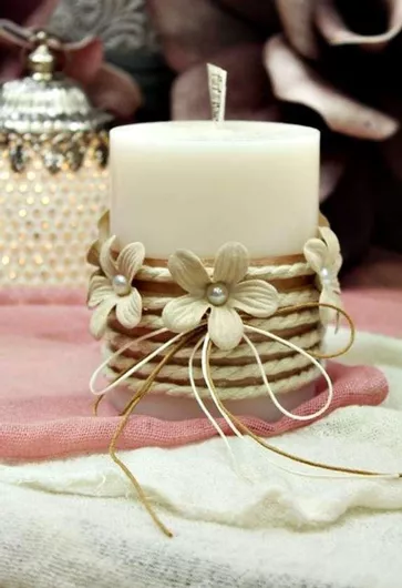 Αρωματικό Κερί Στολισμένο Κορδόνι Λουλούδια 8x10cm Εκρού