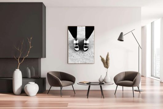 Πίνακας Άτομο Που Φοράει Ασπρόμαυρα Παπούτσια με Γραμμένο Παιχνίδι Πάνω 130x200cm