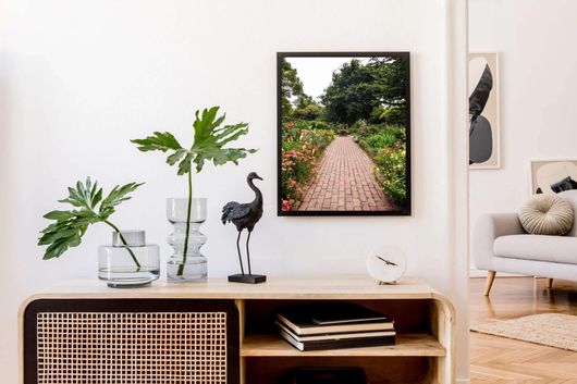 Πίνακας Ένας Διάδρομος Από Τούβλα Που Περιβάλλεται Από Πολύχρωμα Λουλούδια και Δέντρα 120x180cm