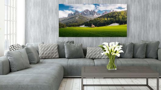 Πίνακας Ένα Σπίτι Στη Μέση Ενός Χωραφιού με Βουνά στο Βάθος 90x60cm