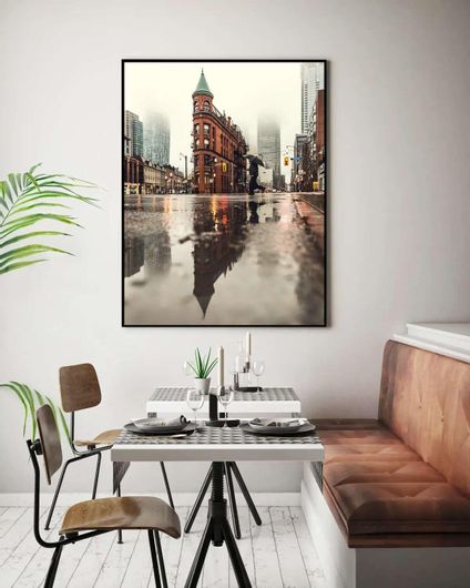 Πίνακας Μια Βροχερή Μέρα στην Πόλη με Ένα Άτομο Που Κρατά Μια Ομπρέλα 100x150cm