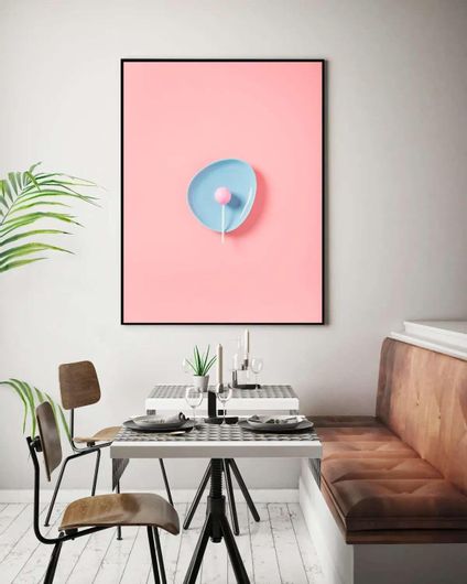 Πίνακας Μπλε Πιάτο με Ροζ Γλειφιτζούρι σε Ροζ Φόντο 40x50cm