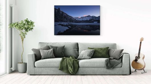 Πίνακας Μια Λίμνη Που Περιβάλλεται Από Χιονισμένα Βουνά Κάτω Από Έναν Γαλάζιο Ουρανό 150x100cm