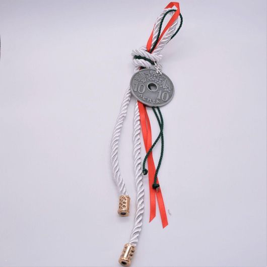 Γούρι Κρεμαστό Επάργυρη Δcmάρα με Λευκό Κορδόνι Και Κρεμαστό Το 2022 Pge303