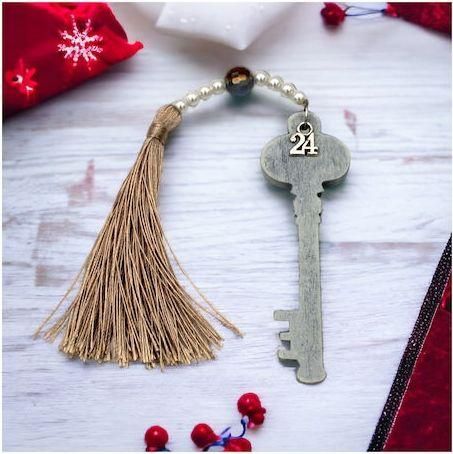 Γούρι Επιτραπέζιο Χειροποίητο με Ξύλινο Στοιχείο Κλειδί & Φούντα 1EPX939