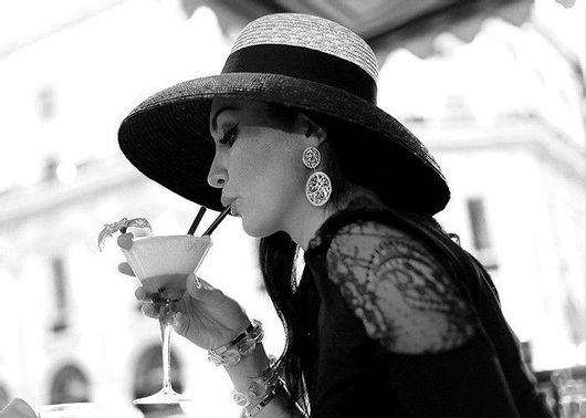 Αφίσα Κομψή Γυναίκα Που Πίνει το Κοκτέιλ της 30x20cm