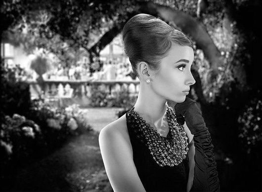 Αφίσα Κοπέλα με Εκθαμβωτικό Κολιέ 70x50cm