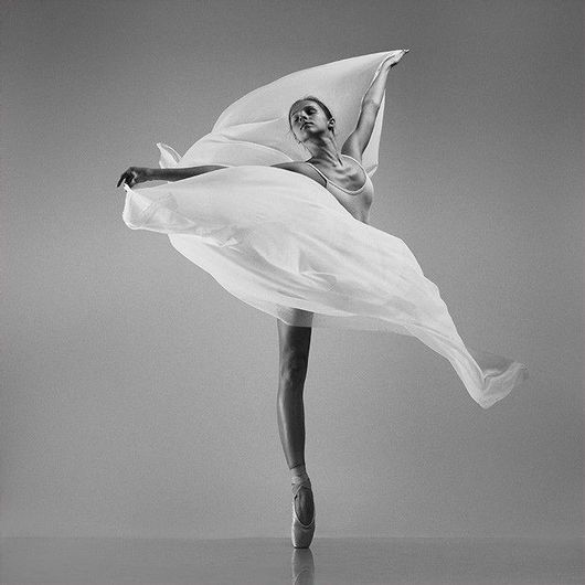 Αφίσα Μπαλαρίνα Κάνει Φιγούρες με Ένα Λευκό Πανί 40x40cm