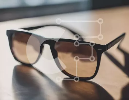 Intra Συλλεκτικό Ξύλινο Παζλ Plywood  4mm - Κομψά σκούρα καφέ γυαλιά ηλίου σε ξύλινο τραπέζι Σε Ξύλινο Κουτί - Διαστάσεις Puzzle: 10x10 cm – 25 κομμάτια