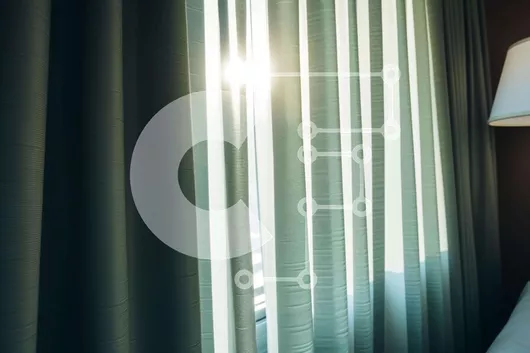 Intra Συλλεκτικό Ξύλινο Παζλ Plywood  4mm - Άνετο υπνοδωμάτιο με ανοιχτές κουρτίνες και φως του ήλιου Σε Ξύλινο Κουτί - Διαστάσεις Puzzle: 10x10 cm – 25 κομμάτια