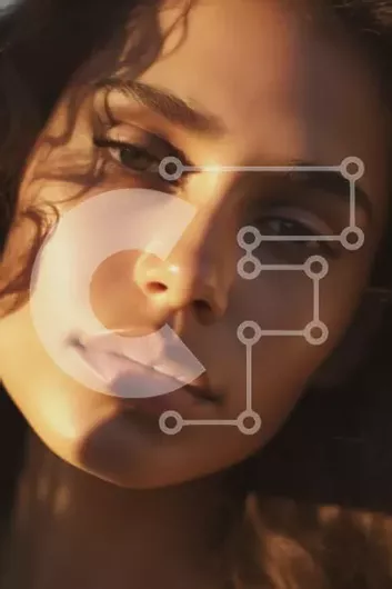 Intra Συλλεκτικό Ξύλινο Παζλ Plywood  4mm - Κοντινό πλάνο πορτρέτο μιας γυναίκας στο φυσικό φως Σε Ξύλινο Κουτί - Διαστάσεις Puzzle: 10x10 cm – 25 κομμάτια