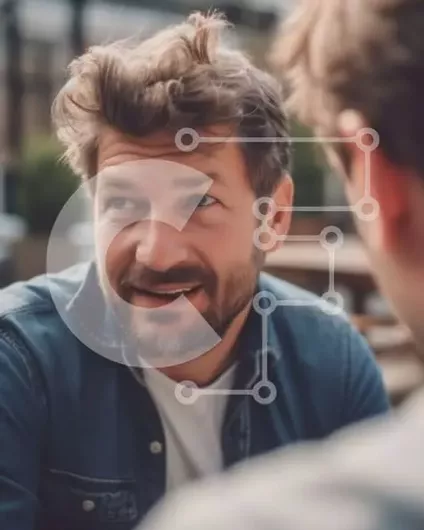 Intra Συλλεκτικό Ξύλινο Παζλ Plywood  4mm - Χαμογελαστό ζευγάρι που απολαμβάνει τη συνομιλία σε ένα τραπέζι καφέ Σε Ξύλινο Κουτί - Διαστάσεις Puzzle: 10x10 cm – 25 κομμάτια