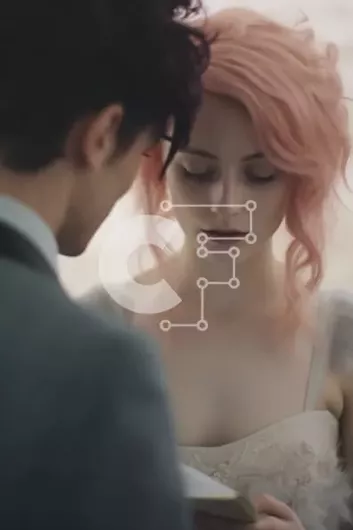 Intra Συλλεκτικό Ξύλινο Παζλ Plywood  4mm - Ζευγάρι που κρατά ανοιχτό βιβλίο και κοιτάζει ο ένας τον άλλον Σε Ξύλινο Κουτί - Διαστάσεις Puzzle: 10x10 cm – 25 κομμάτια