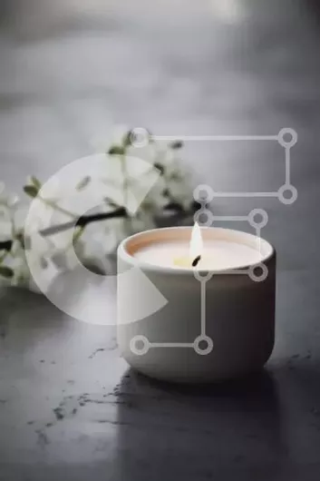 Intra Συλλεκτικό Ξύλινο Παζλ Plywood  4mm - Αναμμένο λευκό κερί δίπλα στο ανθισμένο λευκό λουλούδι στο τραπέζι Σε Ξύλινο Κουτί - Διαστάσεις Puzzle: 10x10 cm – 25 κομμάτια