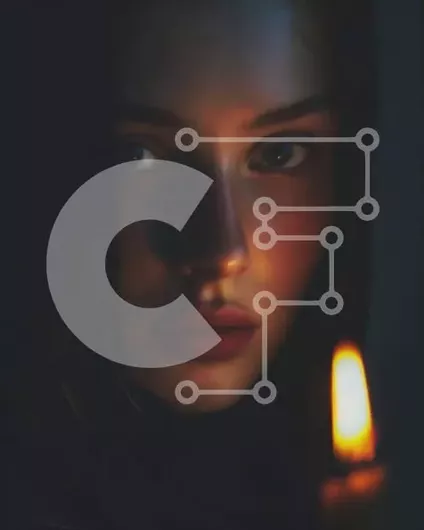 Intra Συλλεκτικό Ξύλινο Παζλ Plywood  4mm - Νεαρή γυναίκα με κλειστά μάτια που κρατά το κερί Σε Ξύλινο Κουτί - Διαστάσεις Puzzle: 10x10 cm – 25 κομμάτια