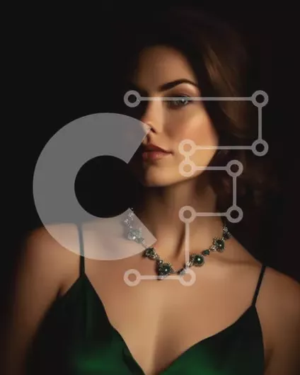 Intra Συλλεκτικό Ξύλινο Παζλ Plywood  4mm - Εκπληκτική γυναίκα με πράσινο φόρεμα και κολιέ Σε Ξύλινο Κουτί - Διαστάσεις Puzzle: 10x10 cm – 25 κομμάτια